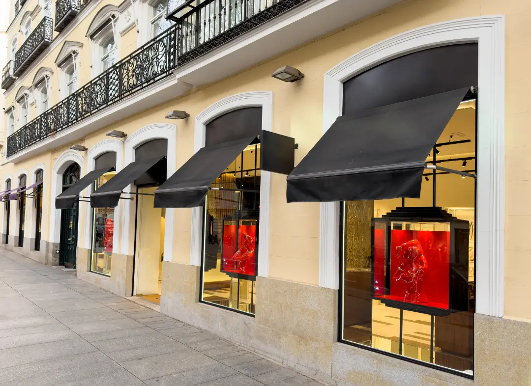 Façade vitrine de magasin en aluminium sur mesure à Grabels